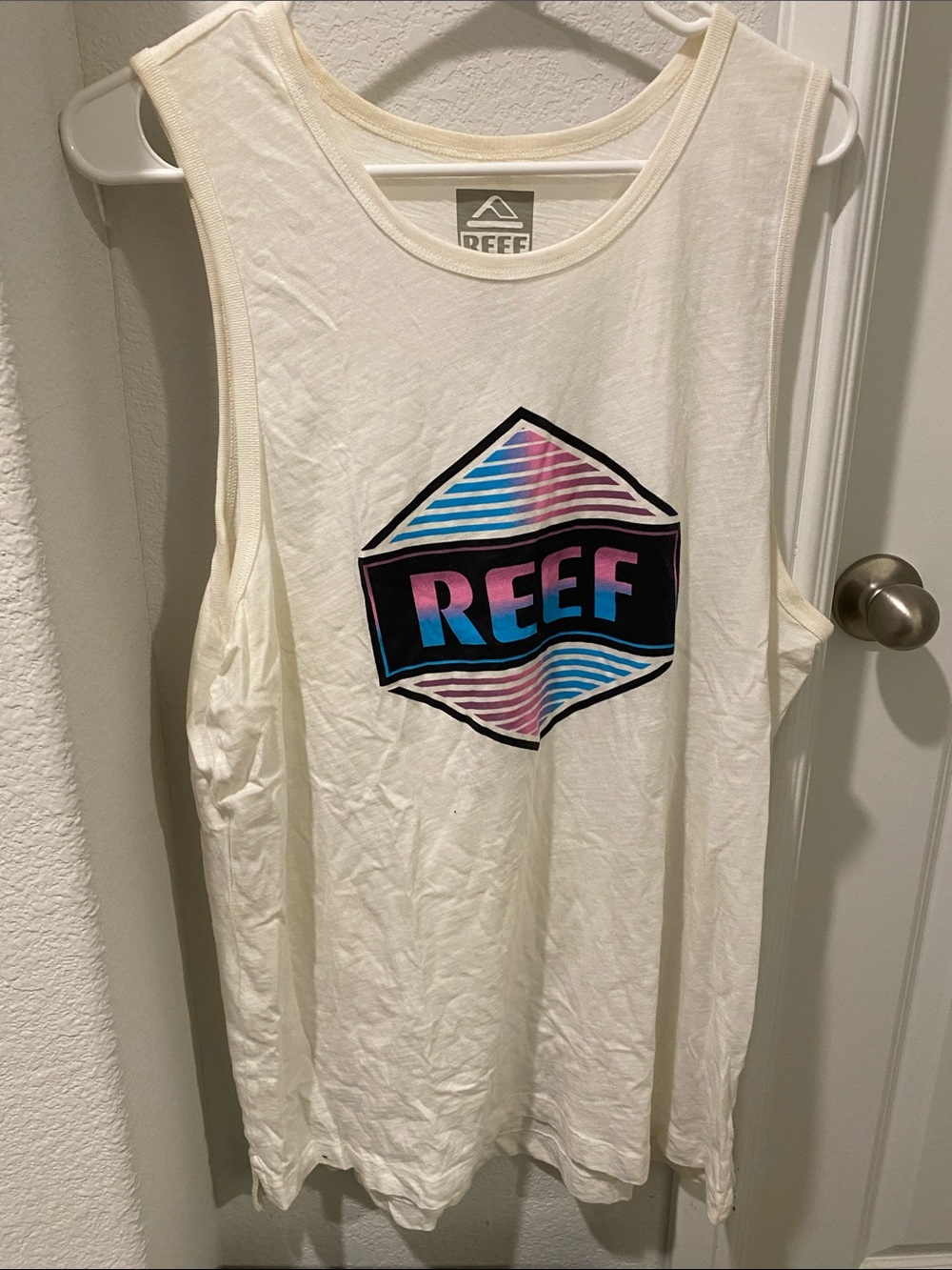 Reef Men’s Cream Graphic Tank with Blue and Pink Gradient Logo